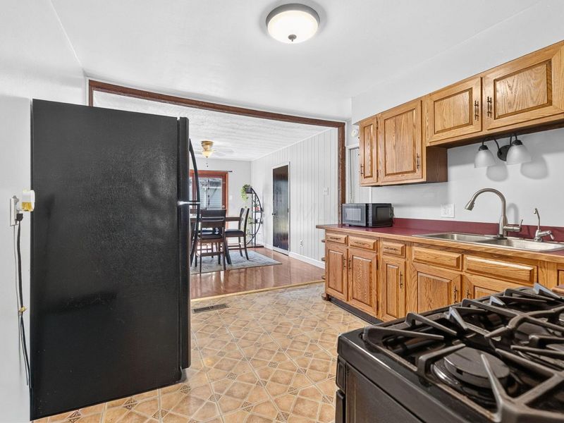 392 Weymouth Lane, Columbus, OH 43228 Photo 8