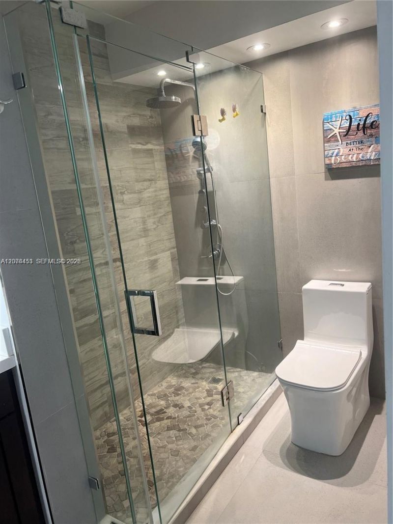 6039 Collins Ave, Unit 423, Miami Beach, FL 33140 Photo