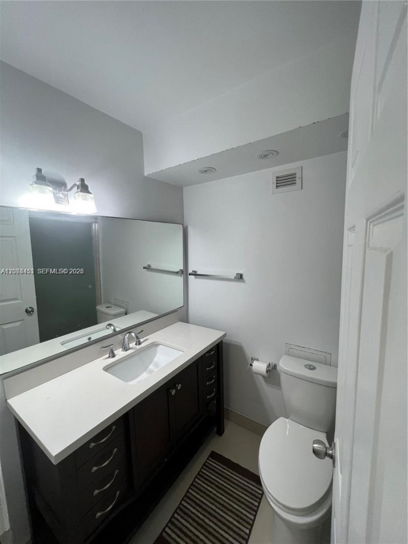 6039 Collins Ave, Unit 423, Miami Beach, FL 33140 Photo