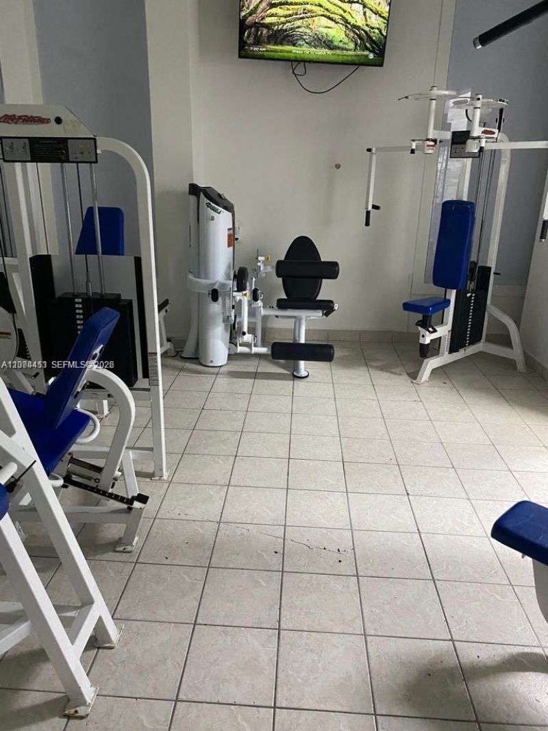 6039 Collins Ave, Unit 423, Miami Beach, FL 33140 Photo
