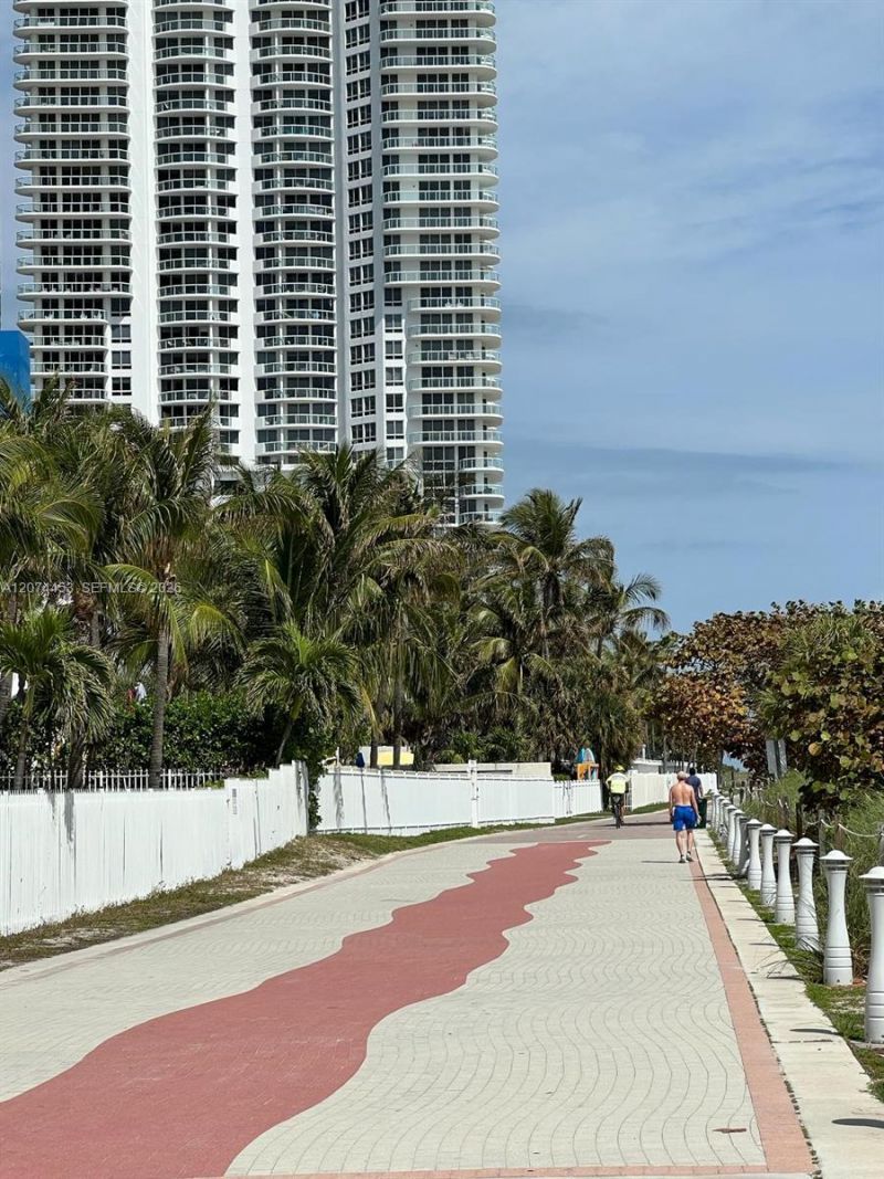 6039 Collins Ave, Unit 423, Miami Beach, FL 33140 Photo