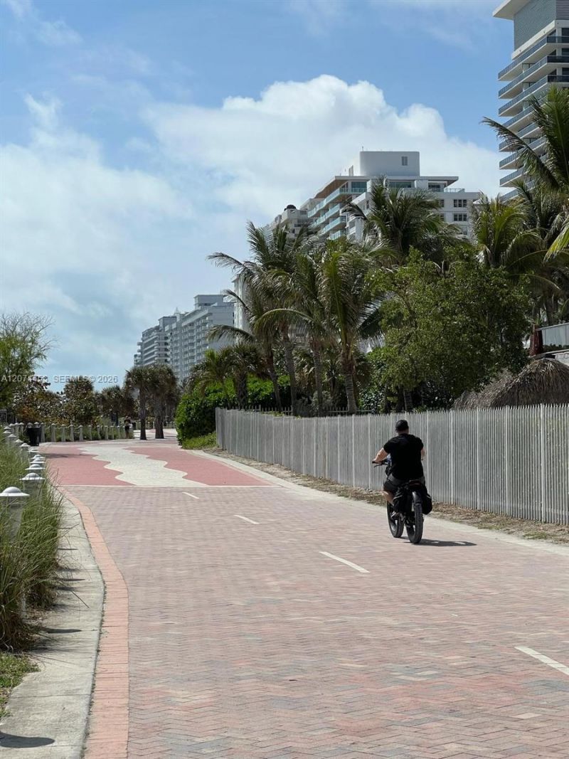 6039 Collins Ave, Unit 423, Miami Beach, FL 33140 Photo