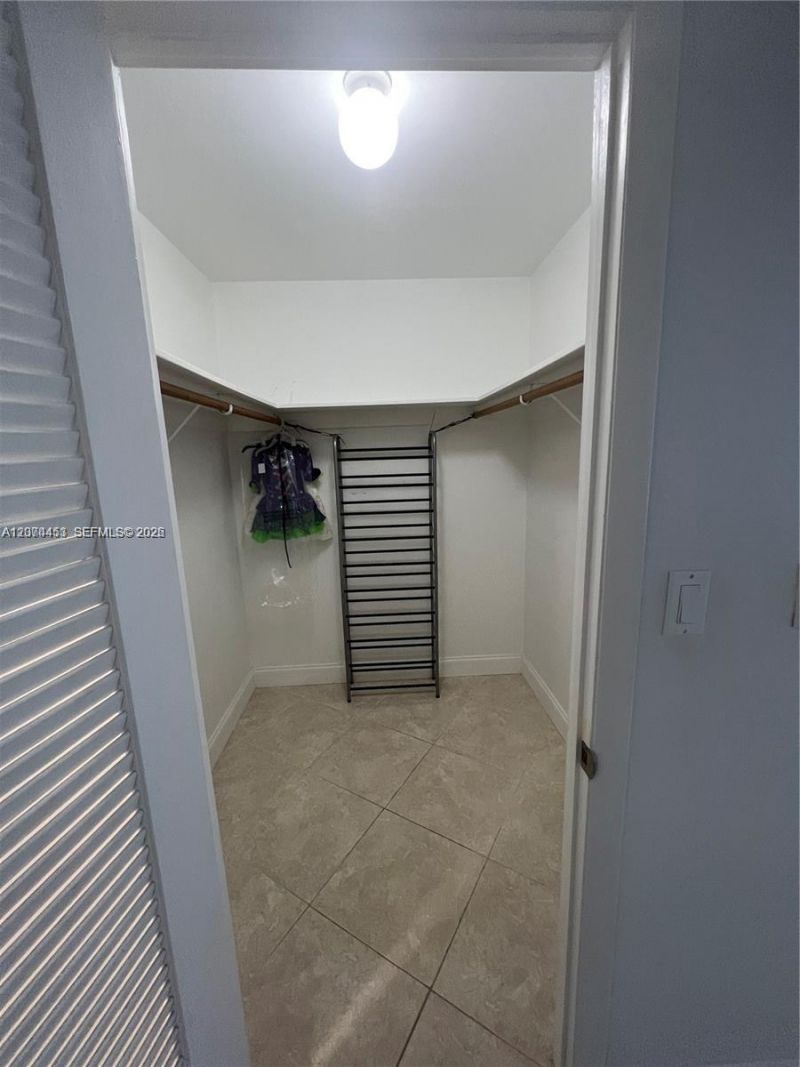 6039 Collins Ave, Unit 423, Miami Beach, FL 33140 Photo