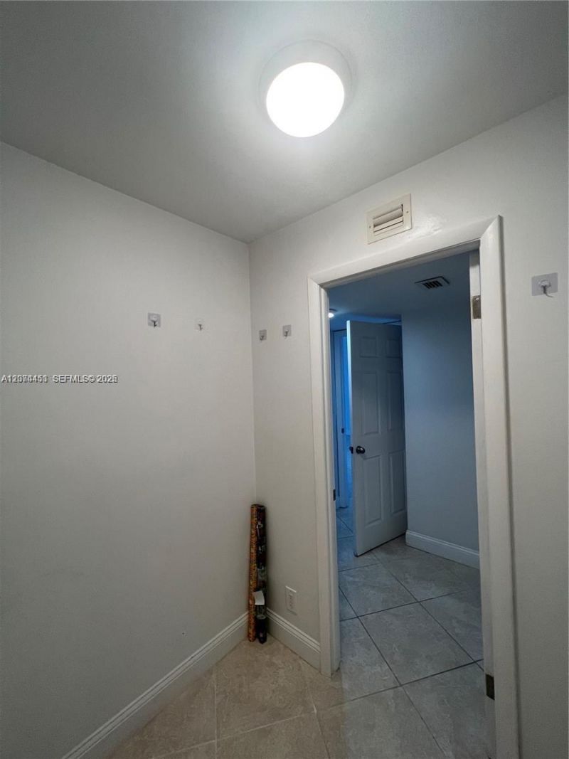 6039 Collins Ave, Unit 423, Miami Beach, FL 33140 Photo