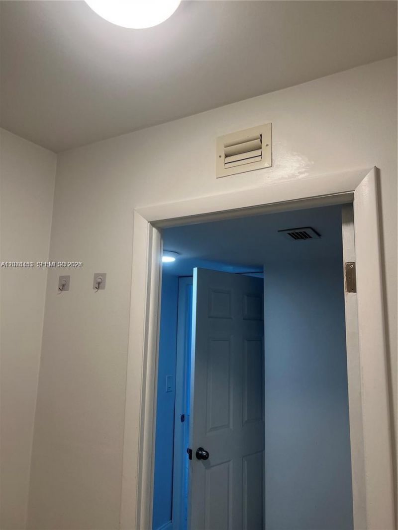 6039 Collins Ave, Unit 423, Miami Beach, FL 33140 Photo