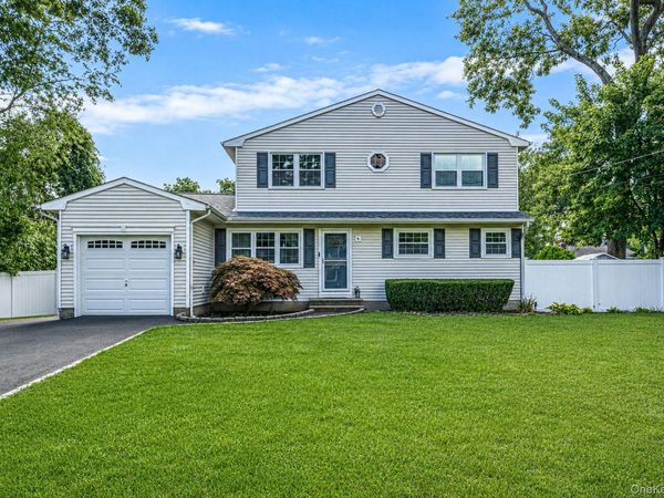 86 Creighton Avenue , Ronkonkoma, NY 11779