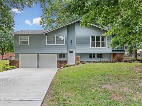 7302 N Woodland Avenue, Gladstone, MO 64118