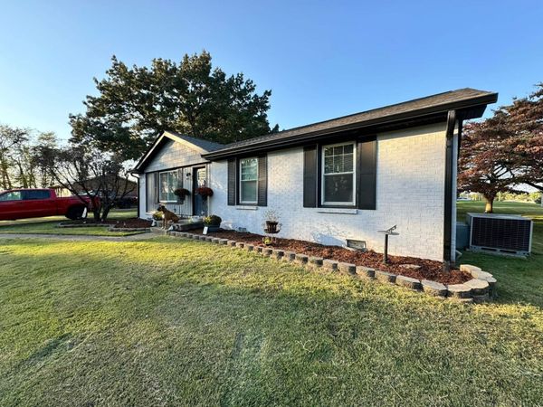 327 Forest Hills Dr, Clarksville, TN 37040