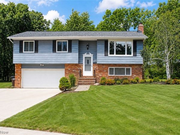 8920 Lakeview Circle , Parma, OH 44129