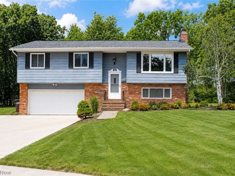 8920 Lakeview Circle, Parma, OH 44129 Photo 1