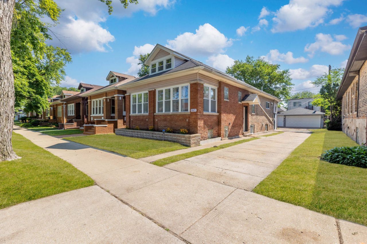 8025 S Euclid Avenue, Chicago, IL 60617 Main Photo