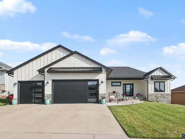 4008 N Interlachen Trl, Sioux Falls, SD 57107
