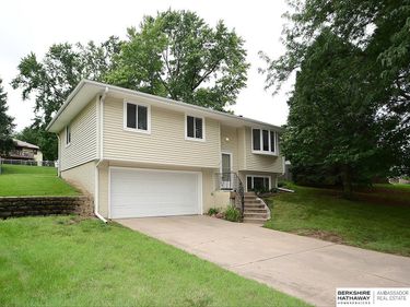 5907 Deerwood Drive, Lincoln, NE 68516