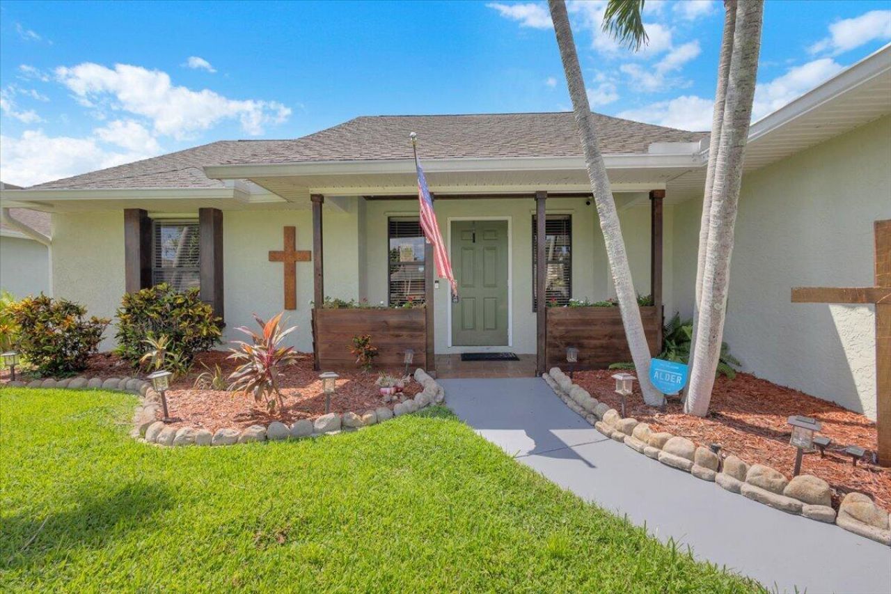 568 SE Nome Drive, Port Saint Lucie, FL 34984 Photo