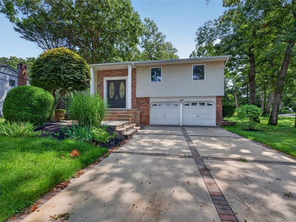 11 Penguin Lane , Commack, NY 11725