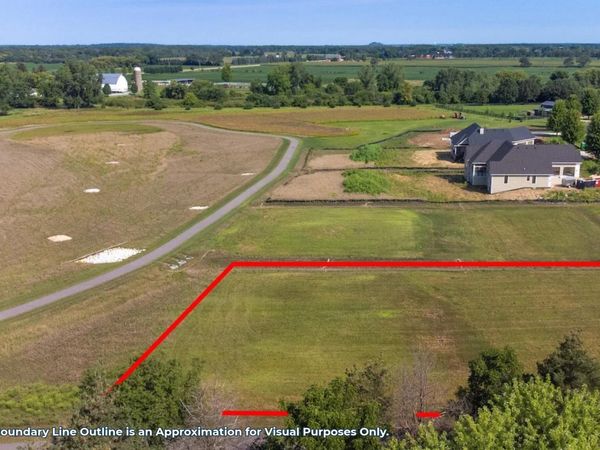 705 S Wayfare Trl, Summit, WI 53066