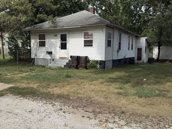 717 RAILROAD Street , Beardstown, IL 62618