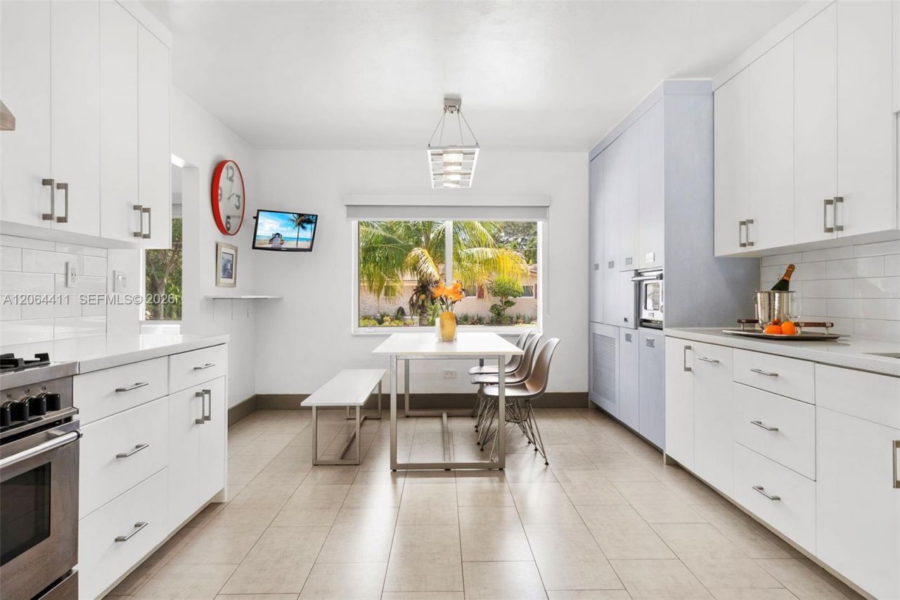 831 NE 109th St, Biscayne Park, FL 33161 Photo