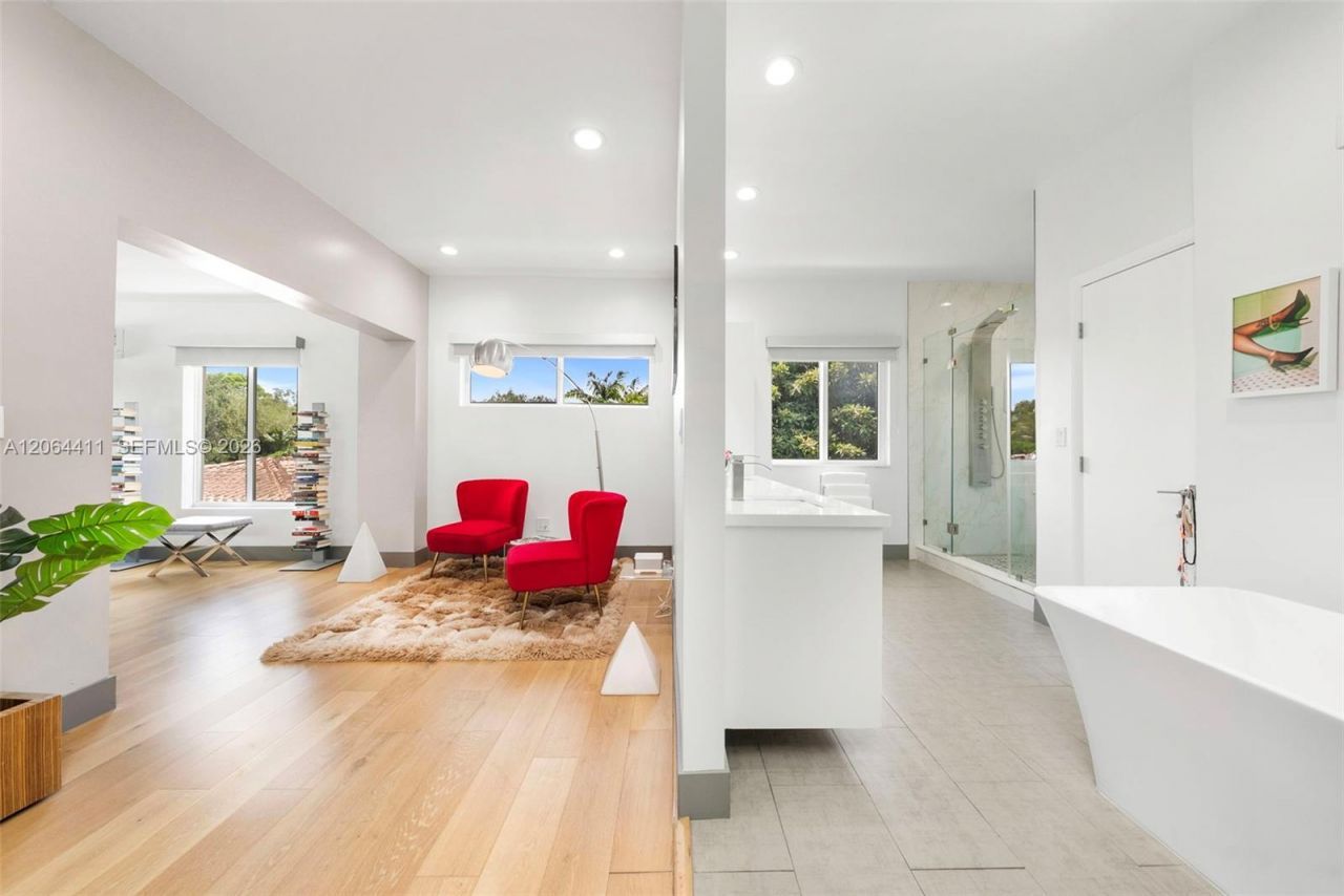 831 NE 109th St, Biscayne Park, FL 33161 Photo