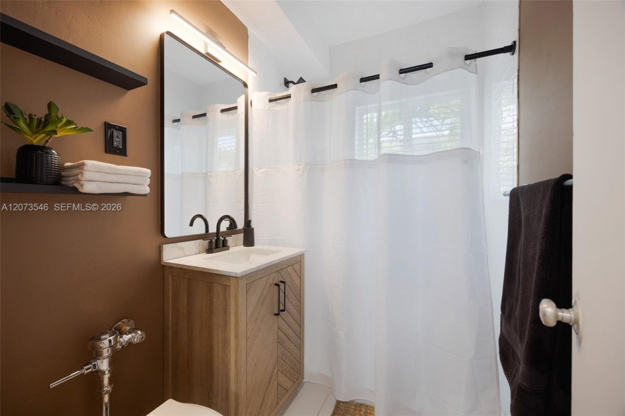 1110 Venetian Way , Unit 2B, Miami, FL 33139 Photo