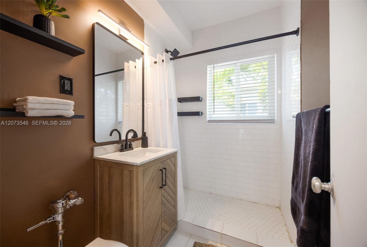1110 Venetian Way , Unit 2B, Miami, FL 33139 Photo