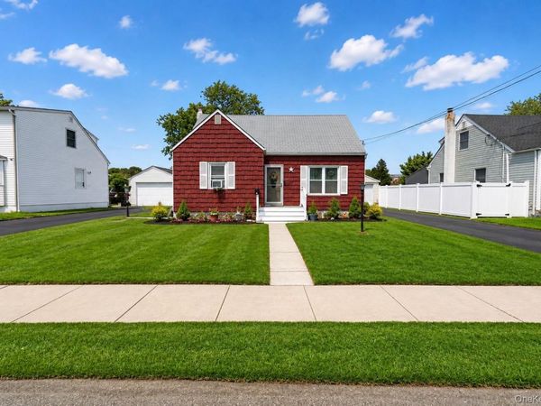 17 Heathcote Road , Lindenhurst, NY 11757