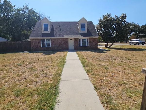 833 James Street, Azle, TX 76020