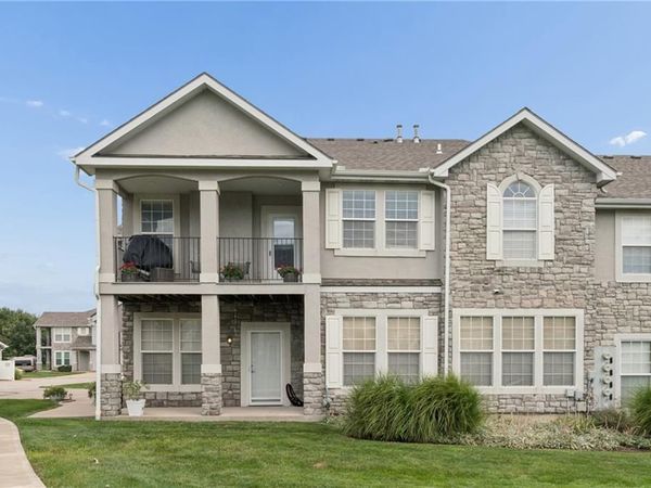 15945 S Crestview Drive, Olathe, KS 66062