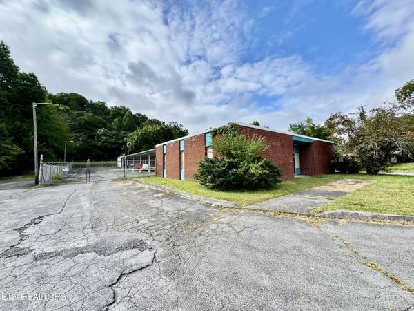 325 Fairchild St, Harriman, TN 37748