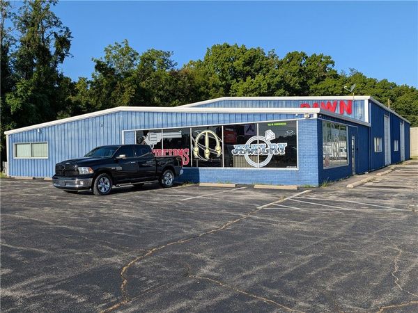102 W Commercial Street , Harrison, AR 72601