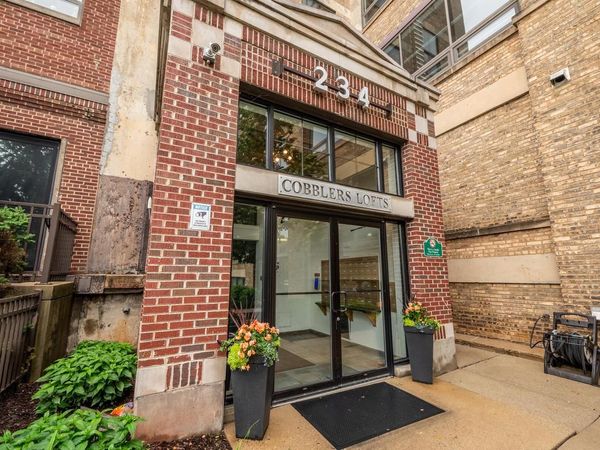 234 E Reservoir AVENUE, Unit 404, Milwaukee, WI 53212