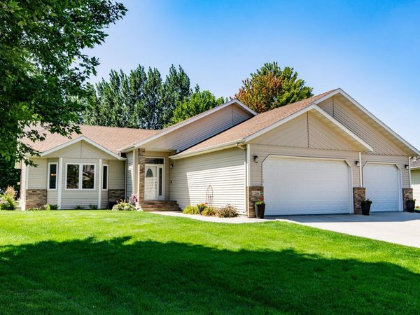 1206 47th Avenue N, Fargo, ND 58102