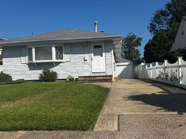 66 E Neptune Avenue , Lindenhurst, NY 11757