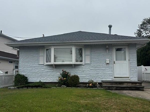 66 E Neptune Avenue , Lindenhurst, NY 11757