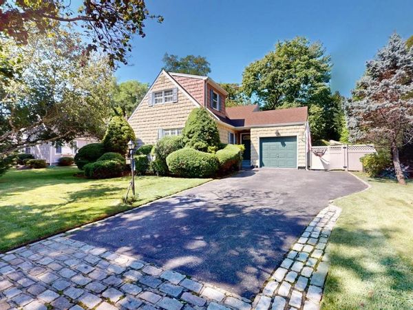18 W GAYLORE Drive , Amityville, NY 11701