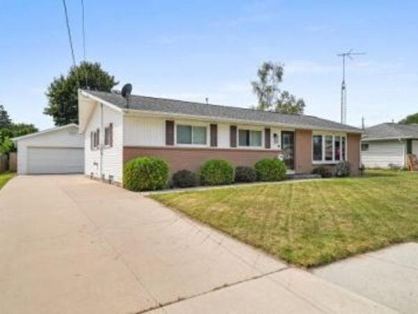 2015 Richmond Ave, Manitowoc, WI 54220