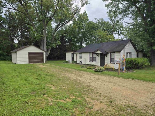 7 S Bruce Street, Darien, WI 53114