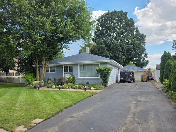 605 E Maple Avenue , Mundelein, IL 60060
