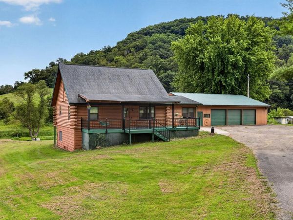 565 Beckman ROAD, La Crescent, WI 55947