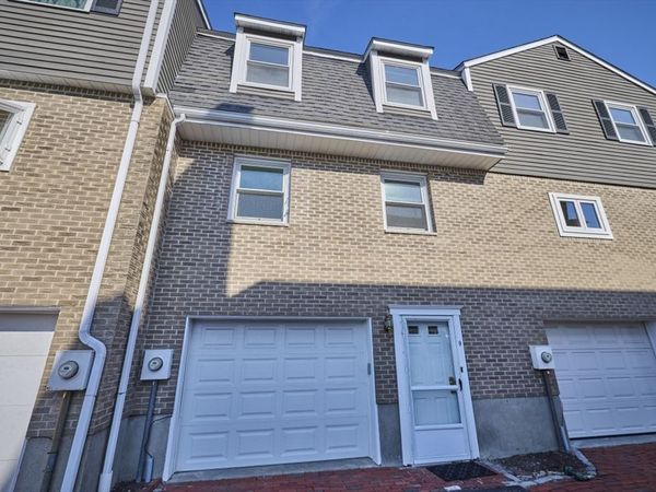 9 Circuit Ln, Unit 9, Watertown, MA 02472