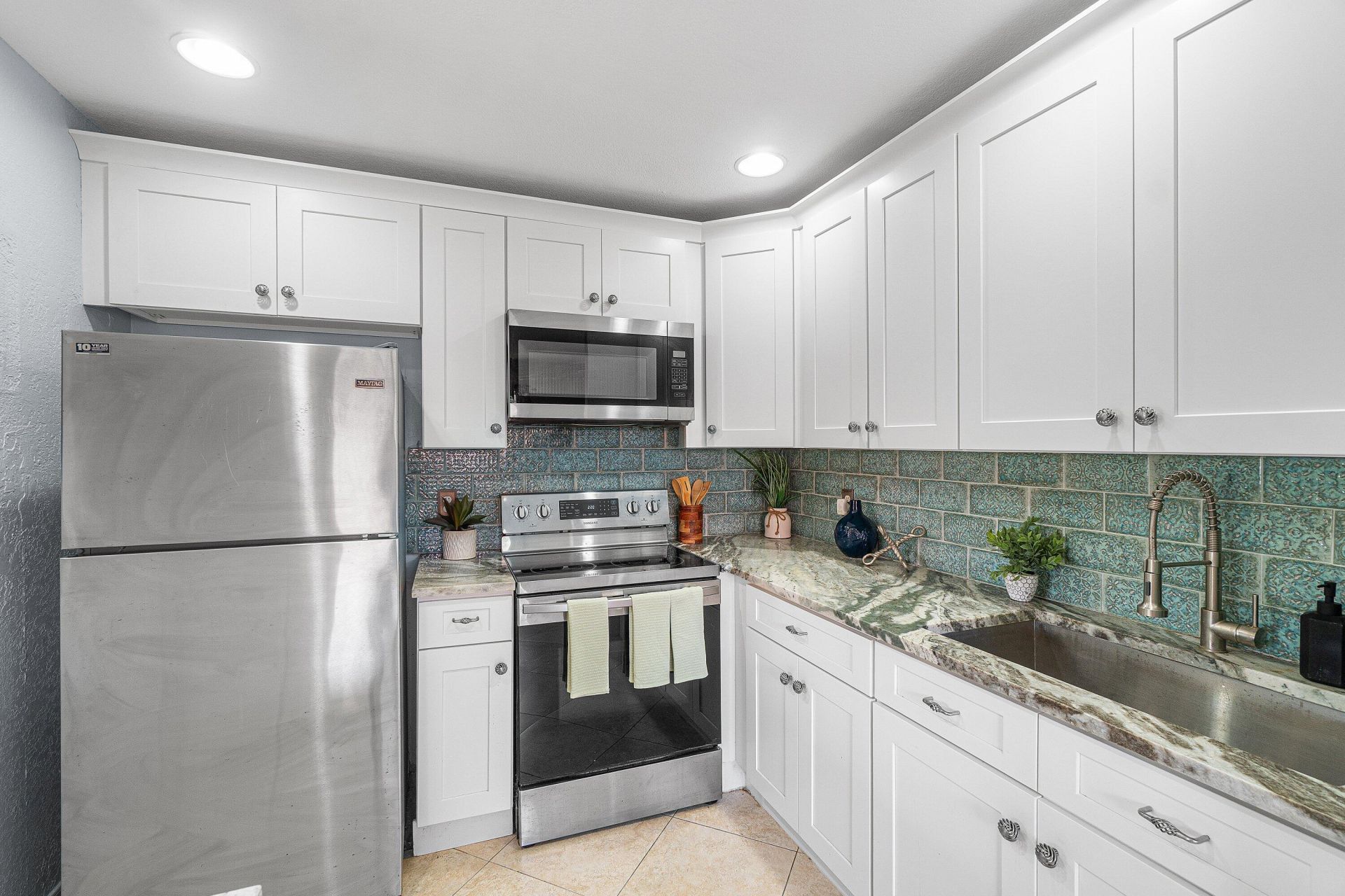 566 Saxony L, Delray Beach, FL 33446 Photo