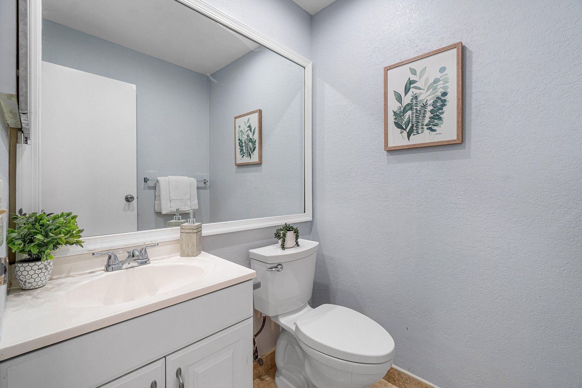 566 Saxony L, Delray Beach, FL 33446 Photo