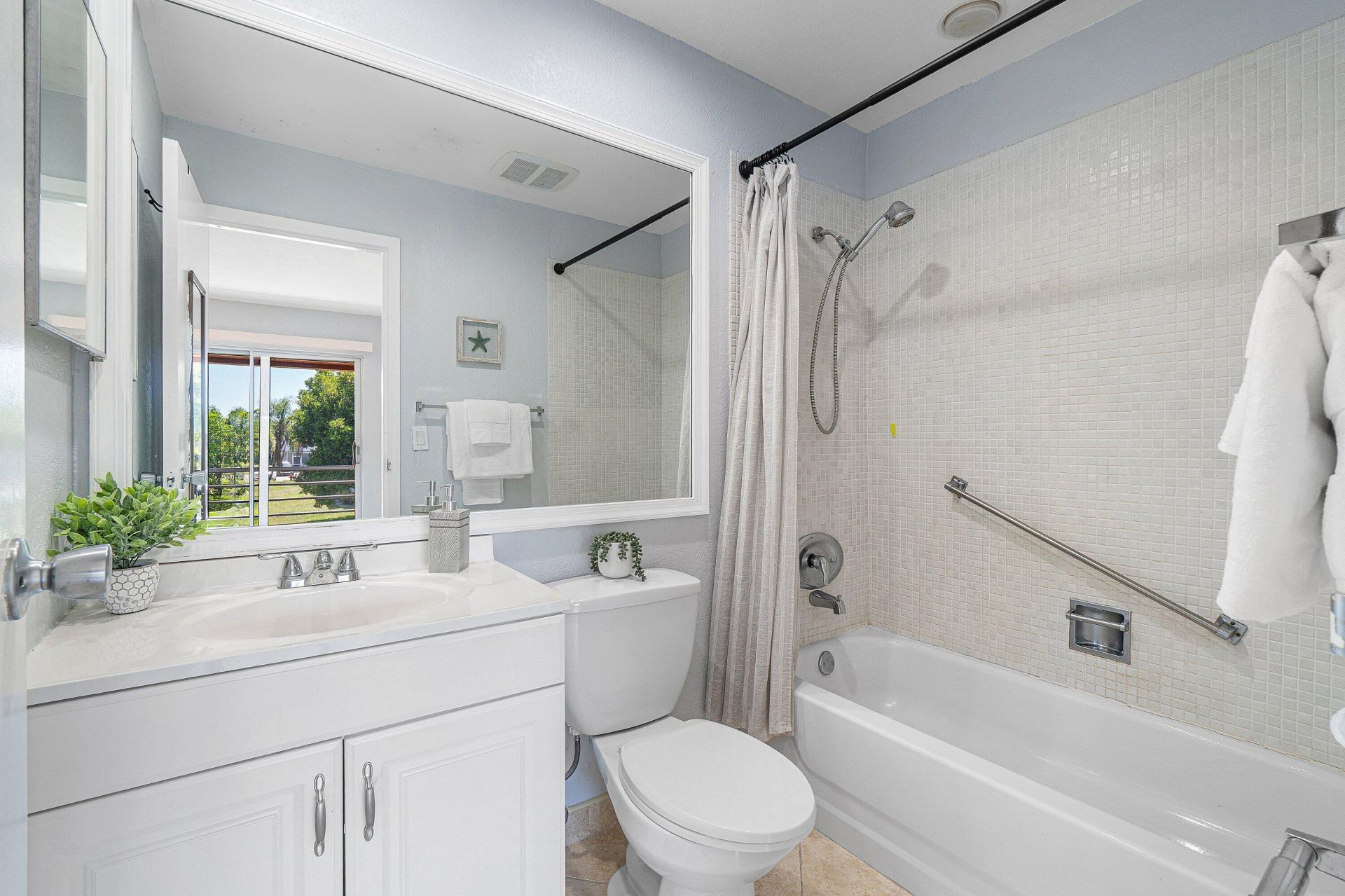 566 Saxony L, Delray Beach, FL 33446 Photo