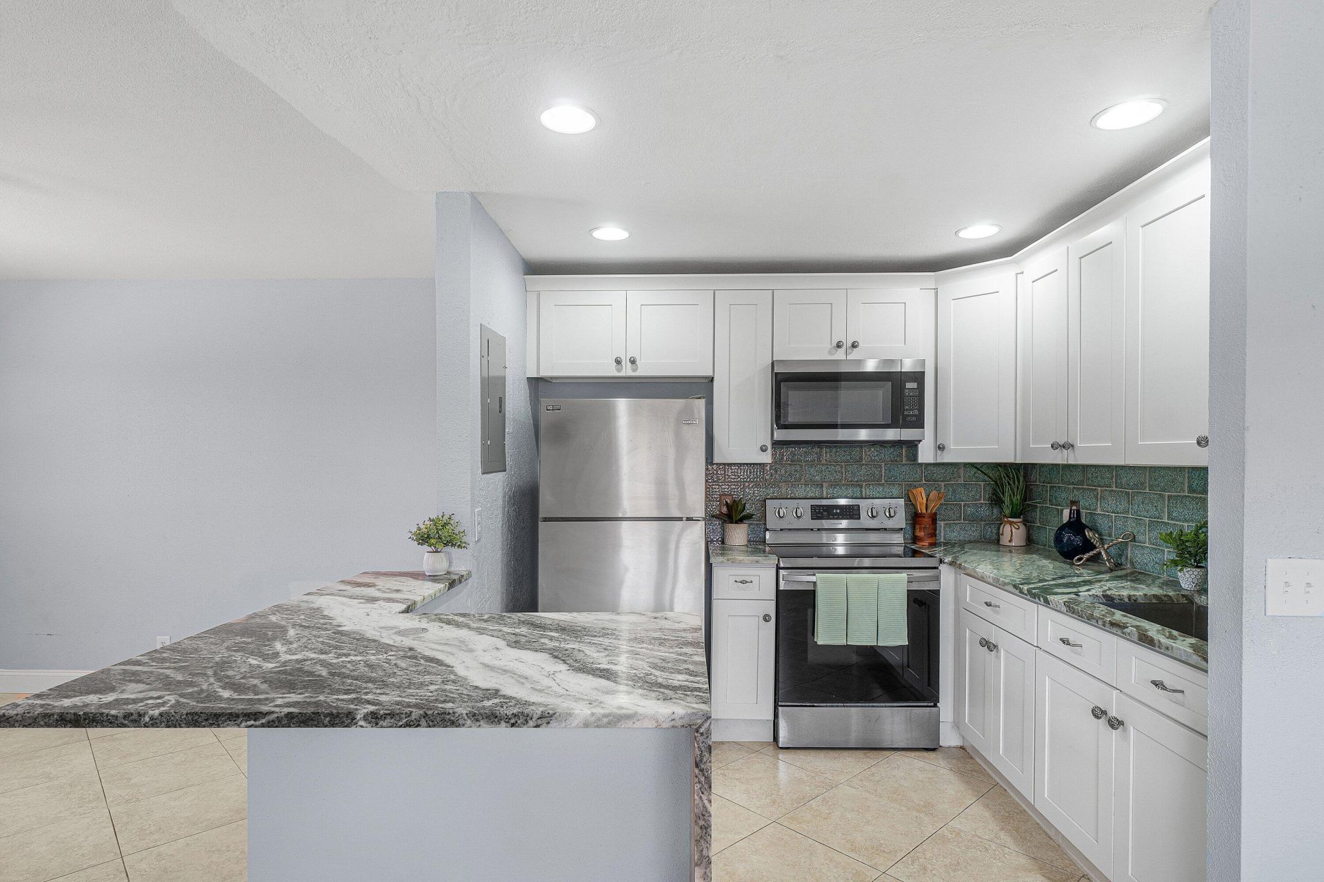 566 Saxony L, Delray Beach, FL 33446 Photo