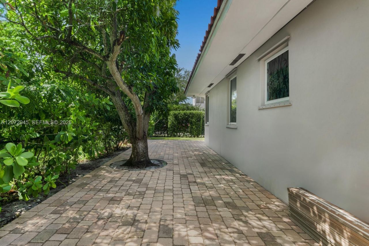 8901 Hawthorne Ave , Surfside, FL 33154 Photo