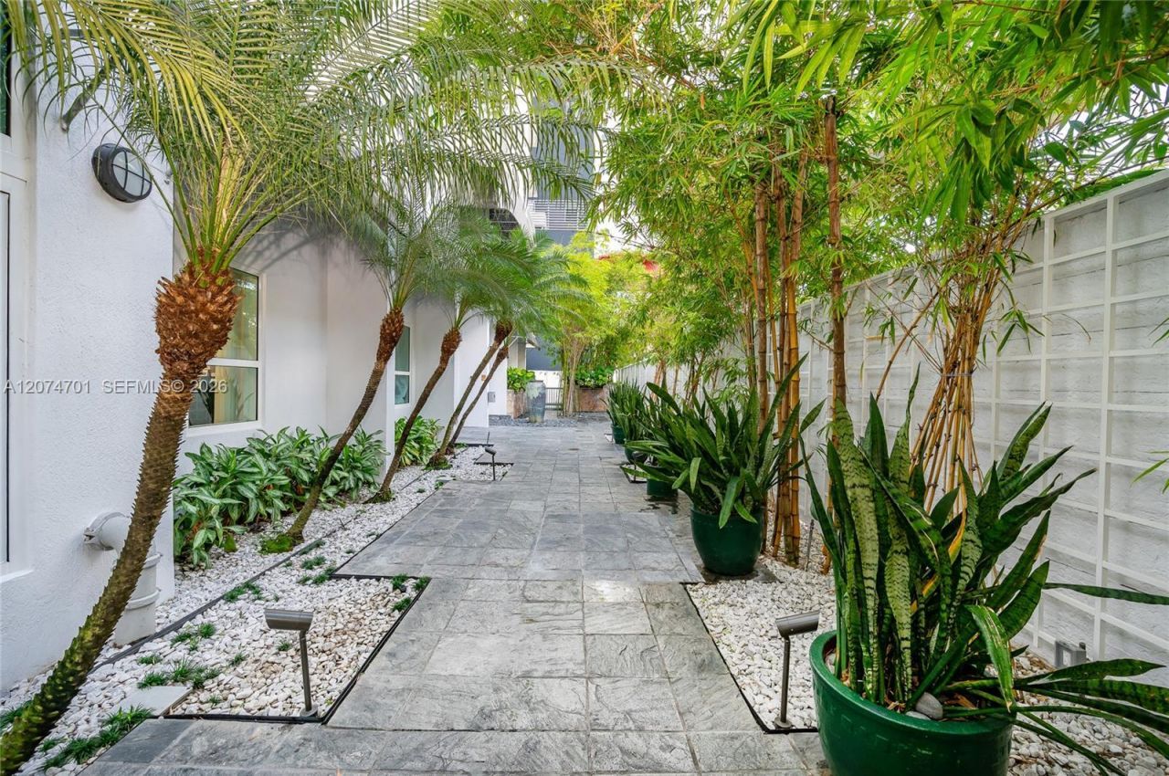 234 NE 3rd St, Unit 1703, Miami, FL 33132 Photo