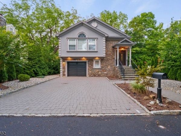 46 Cortland St, Roseland, NJ 07068