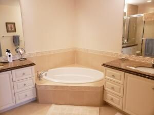 27 Harbour Isle Drive W, Unit 305, Fort Pierce, FL 34949 Photo