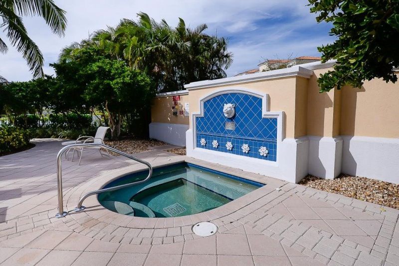 27 Harbour Isle Drive W, Unit 305, Fort Pierce, FL 34949 Photo