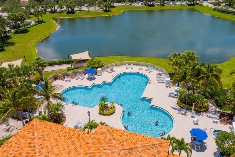 27 Harbour Isle Drive W, Unit 305, Fort Pierce, FL 34949 Photo